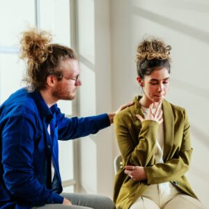 Toinen lohduttaa toista.