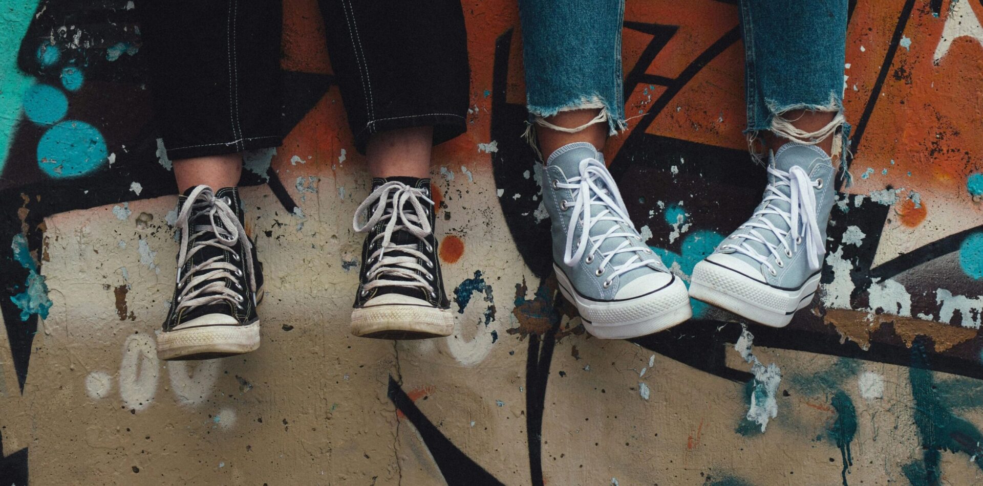 Kahden henkilön jalat