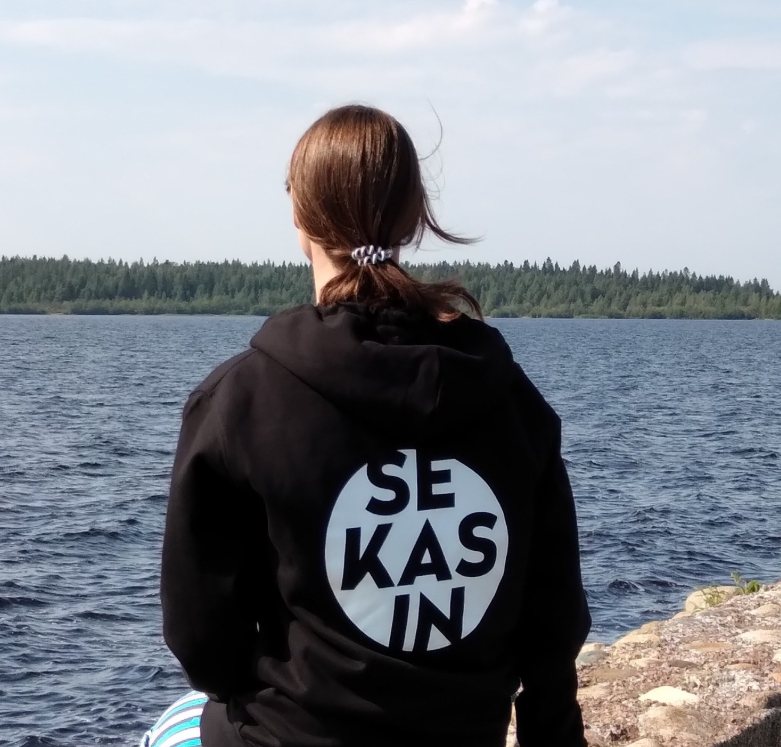 Sekasin live -työntekijä meren rannalla