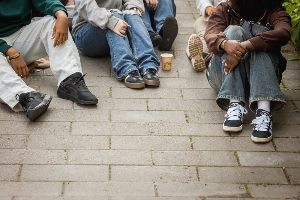 nuoret istuvat maassa