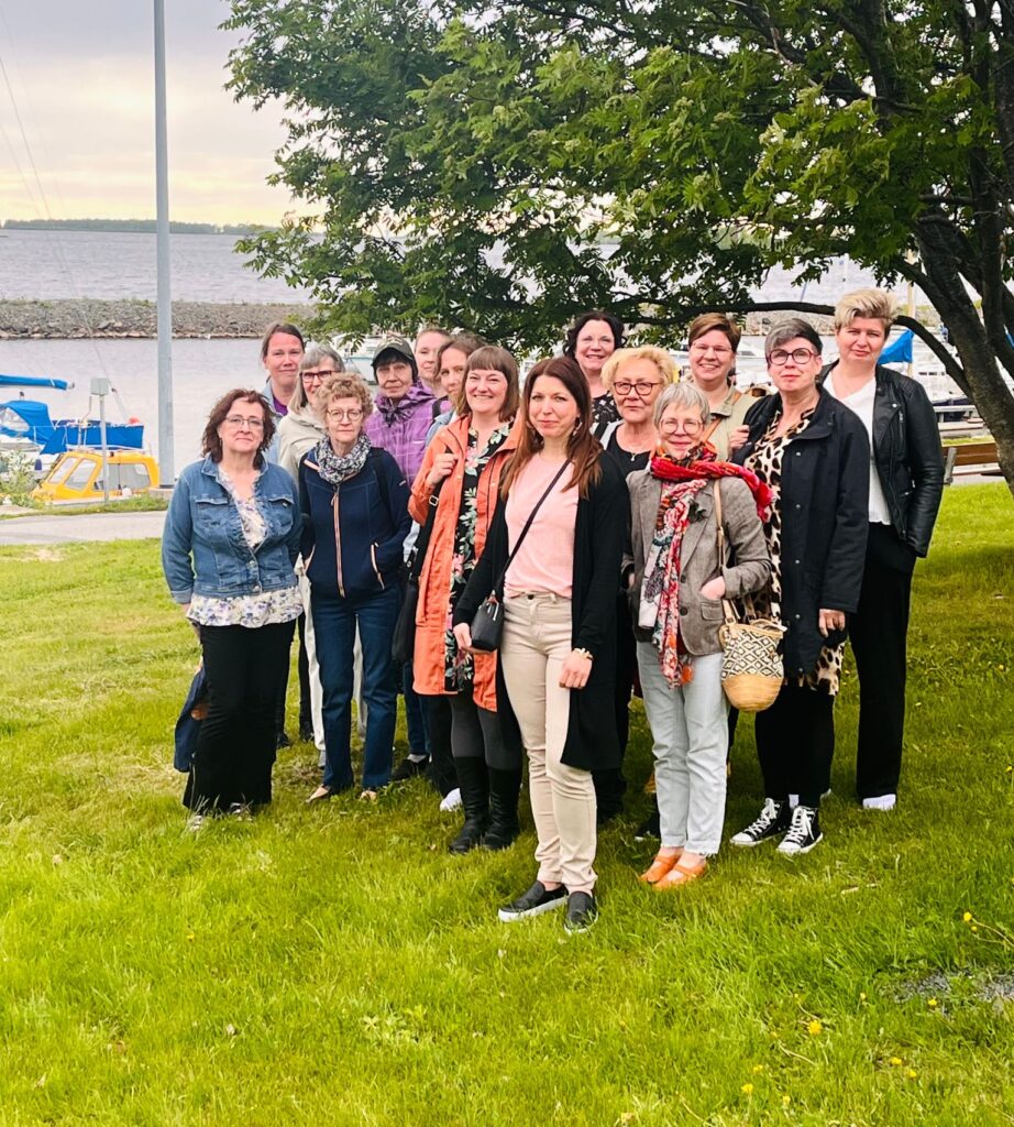 ihmisiä meren rannalla