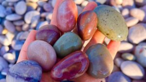 Värikkäitä kiviä