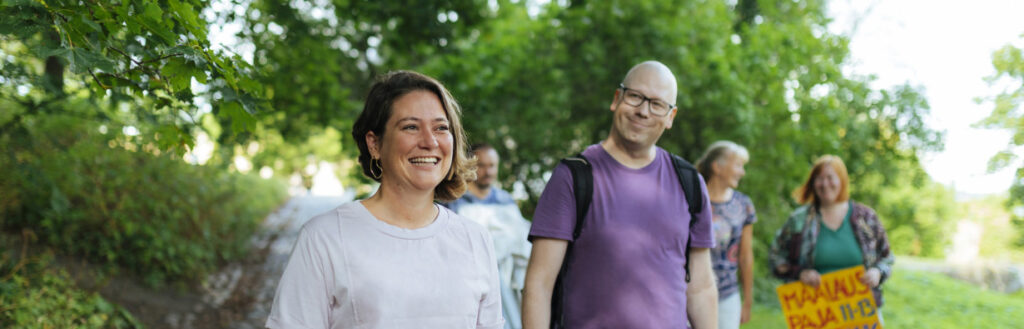 Ryhmä iloisia ja tarmokkaita ihmisiä