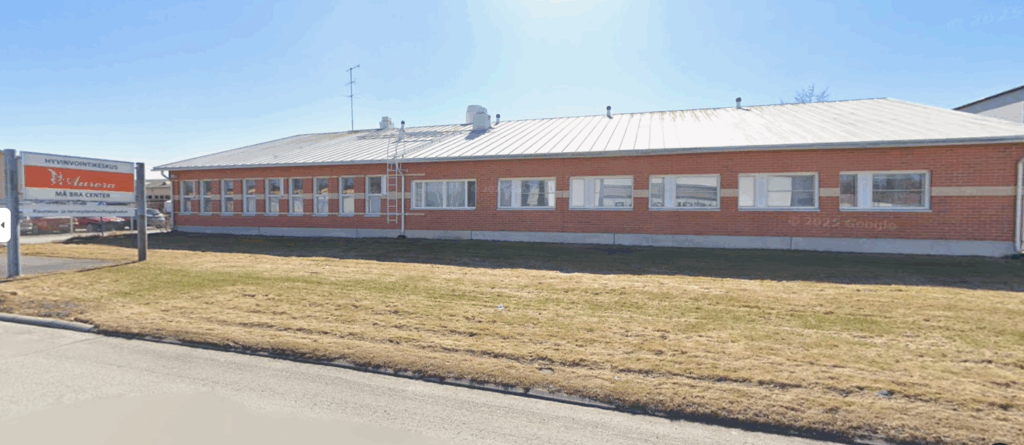 Rakennus tien vieressä