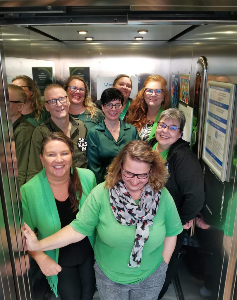 Mieli Pohjanmaan henkilökuntaa hississä