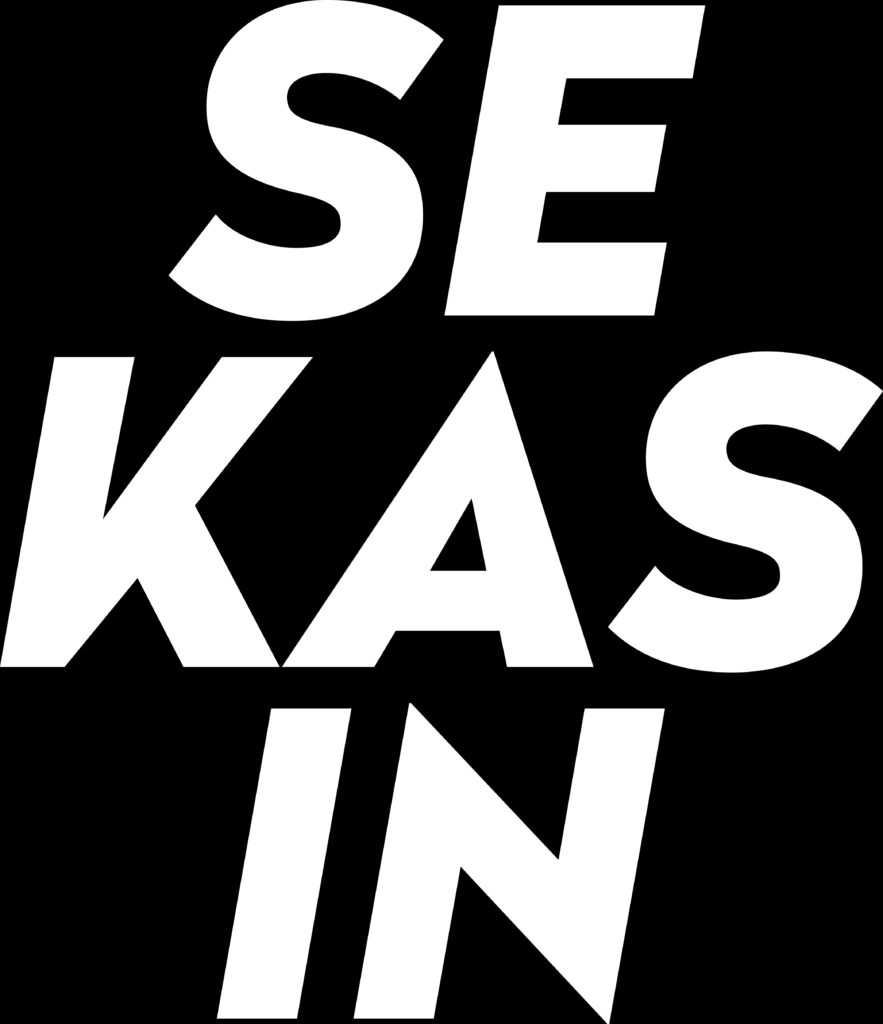 Sekasin logo mustalla pohjalla
