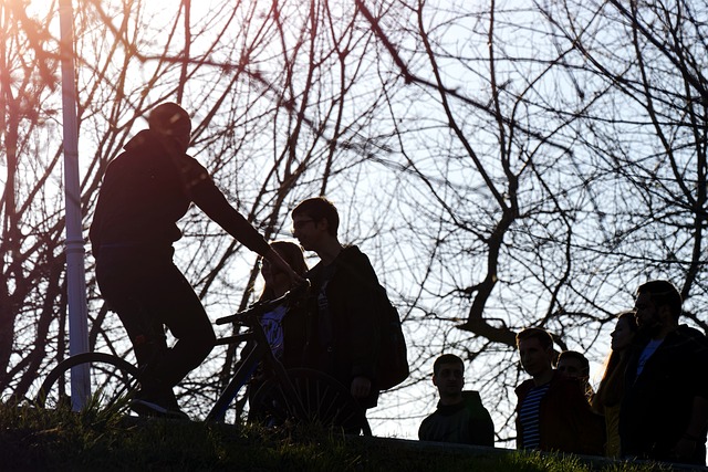 Nuorten siluetti taivasta vasten