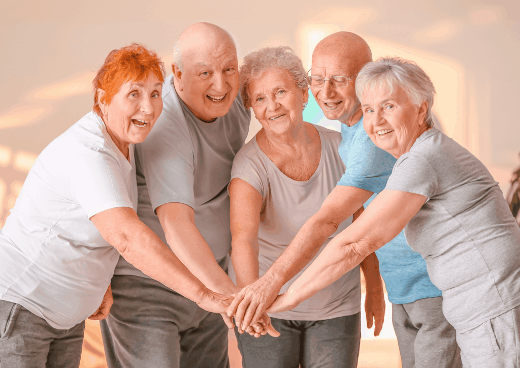 Viisi senioria kädet päällekkäin