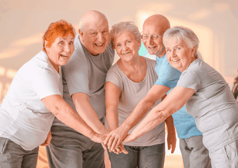 Viisi senioria kädet päällekkäin