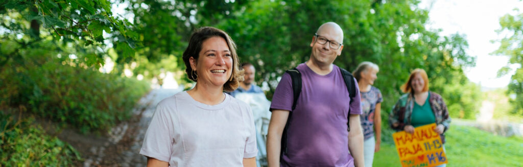 Ryhmä iloisia ja tarmokkaita ihmisiä.