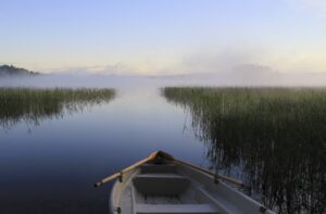 Usvainen järvi ja soutuvene
