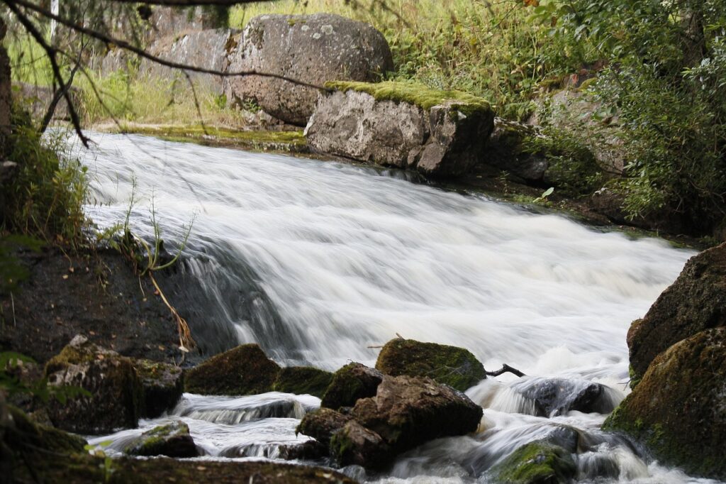 Virtaavaa vettä koskessa