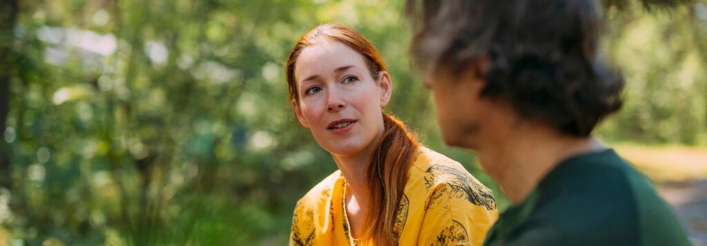 Kaksi henkilöä keskustelee vastakkain