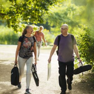 Kaksi iloista ihmistä puistossa